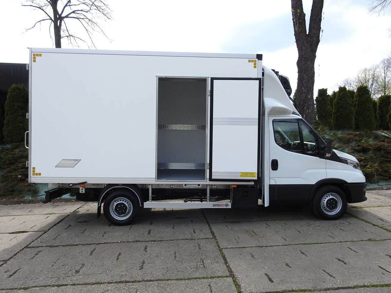 Uus Tarbesõiduk külmik IVECO DAILY 35S16 NEW REGRIGERATOR BOX -10*C 8 PALLETS HEATING FUNCTION POWER SUPPLY 230V CRUISE CONTROL AIR CONDITIONING 160HP: pilt 8 Uus Tarbesõiduk külmik IVECO DAILY 35S16 NEW REGRIGERATOR BOX -10*C 8 PALLETS HEATING FUNCTION POWER SUPPLY 230V CRUISE CONTROL AIR CONDITIONING 160HP: pilt 8