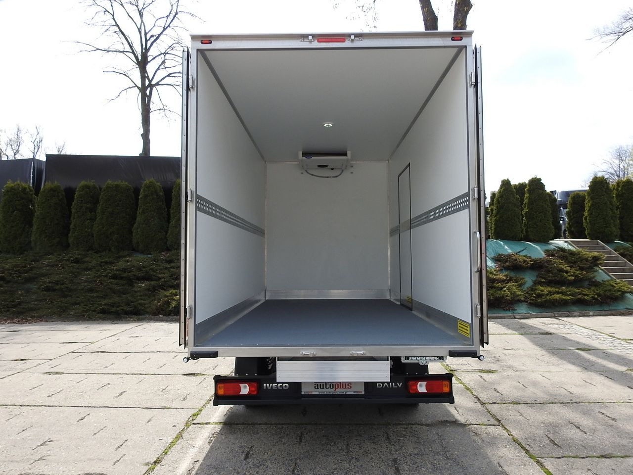 Uus Tarbesõiduk külmik IVECO DAILY 35S16 NEW REGRIGERATOR BOX -10*C 8 PALLETS HEATING FUNCTION POWER SUPPLY 230V CRUISE CONTROL AIR CONDITIONING 160HP: pilt 12 Uus Tarbesõiduk külmik IVECO DAILY 35S16 NEW REGRIGERATOR BOX -10*C 8 PALLETS HEATING FUNCTION POWER SUPPLY 230V CRUISE CONTROL AIR CONDITIONING 160HP: pilt 12