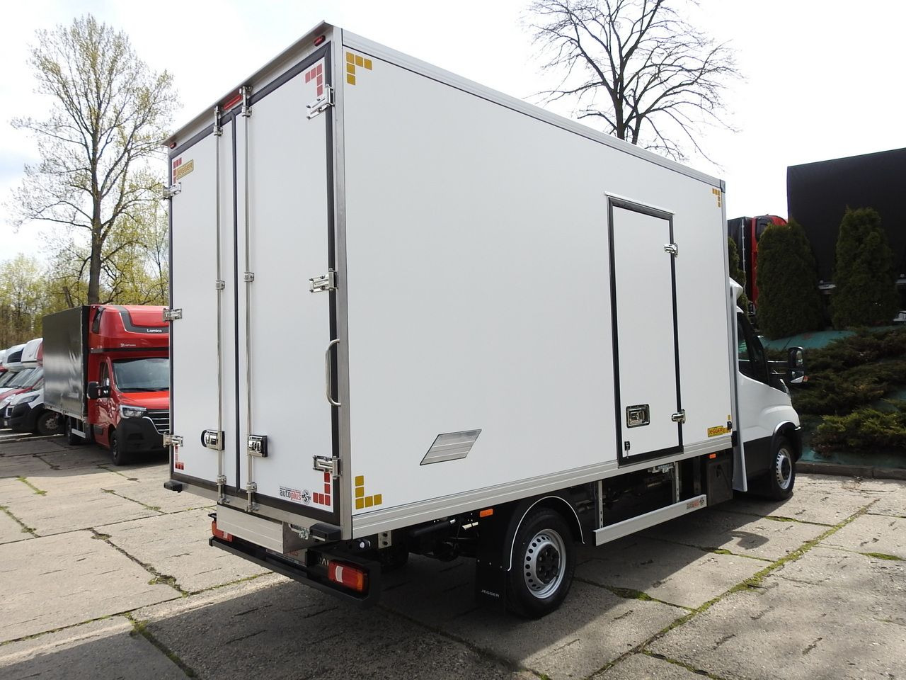 Uus Tarbesõiduk külmik IVECO DAILY 35S16 NEW REGRIGERATOR BOX -10*C 8 PALLETS HEATING FUNCTION POWER SUPPLY 230V CRUISE CONTROL AIR CONDITIONING 160HP: pilt 14 Uus Tarbesõiduk külmik IVECO DAILY 35S16 NEW REGRIGERATOR BOX -10*C 8 PALLETS HEATING FUNCTION POWER SUPPLY 230V CRUISE CONTROL AIR CONDITIONING 160HP: pilt 14