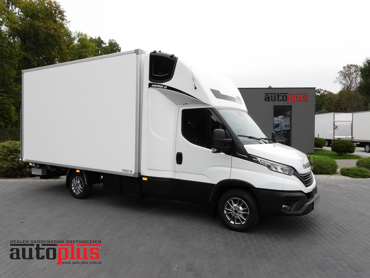 IVECO DAILY 35S18 BOX HI-MATIC LIFT 8 PALLETS CRUISE CONTROL NAVIGATION LED LIGHTS PNEUMATICS AUTOMATIC TRANSMISSION HI-MATIC AIR CONDITIONING 180HP - Tarbesõiduk furgoon: pilt 1 IVECO DAILY 35S18 BOX HI-MATIC LIFT 8 PALLETS CRUISE CONTROL NAVIGATION LED LIGHTS PNEUMATICS AUTOMATIC TRANSMISSION HI-MATIC AIR CONDITIONING 180HP - Tarbesõiduk furgoon: pilt 1