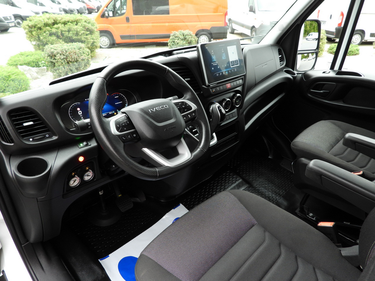 IVECO DAILY 35S18 BOX HI-MATIC LIFT 8 PALLETS CRUISE CONTROL NAVIGATION LED LIGHTS PNEUMATICS AUTOMATIC TRANSMISSION HI-MATIC AIR CONDITIONING 180HP - Tarbesõiduk furgoon: pilt 2 IVECO DAILY 35S18 BOX HI-MATIC LIFT 8 PALLETS CRUISE CONTROL NAVIGATION LED LIGHTS PNEUMATICS AUTOMATIC TRANSMISSION HI-MATIC AIR CONDITIONING 180HP - Tarbesõiduk furgoon: pilt 2