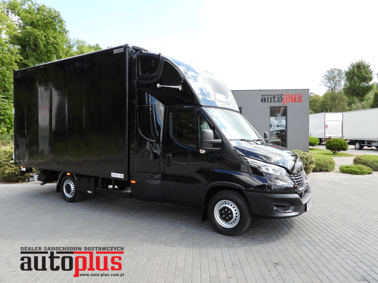 IVECO DAILY 35S18 BOX LIFT 8 PALLETS WEBASTO CRUISE CONTROL NAVIGATION LED LIGHTS PNEUMATICS AIR CONDITIONING 180HP - Tarbesõiduk furgoon: pilt 1 IVECO DAILY 35S18 BOX LIFT 8 PALLETS WEBASTO CRUISE CONTROL NAVIGATION LED LIGHTS PNEUMATICS AIR CONDITIONING 180HP - Tarbesõiduk furgoon: pilt 1