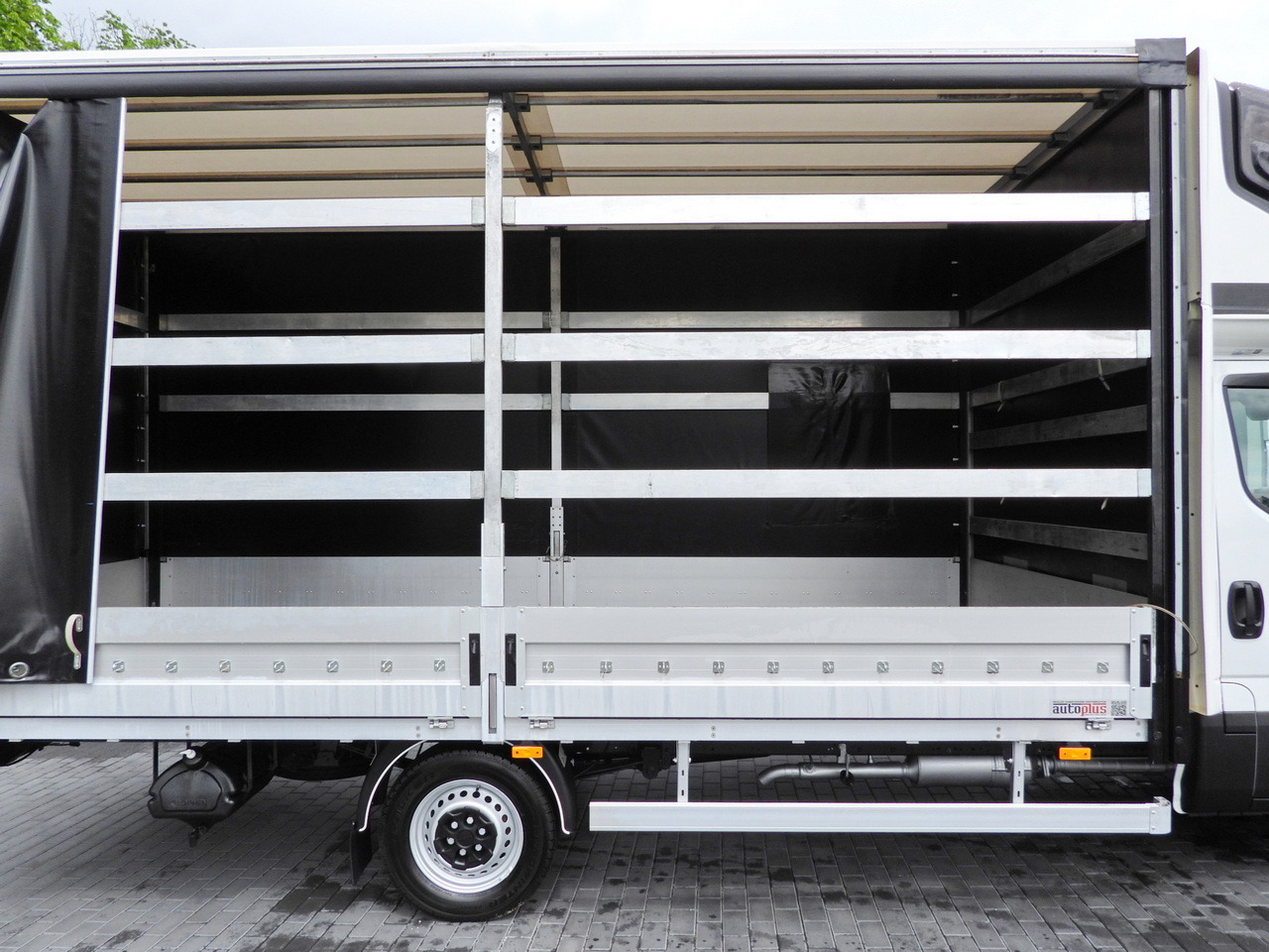 Tent tarbesõiduk IVECO DAILY 35S18 TARPAULIN 10 PALLETS WEBASTO CRUISE CONTROL AIR CONDITIONING 180HP: pilt 25 Tent tarbesõiduk IVECO DAILY 35S18 TARPAULIN 10 PALLETS WEBASTO CRUISE CONTROL AIR CONDITIONING 180HP: pilt 25