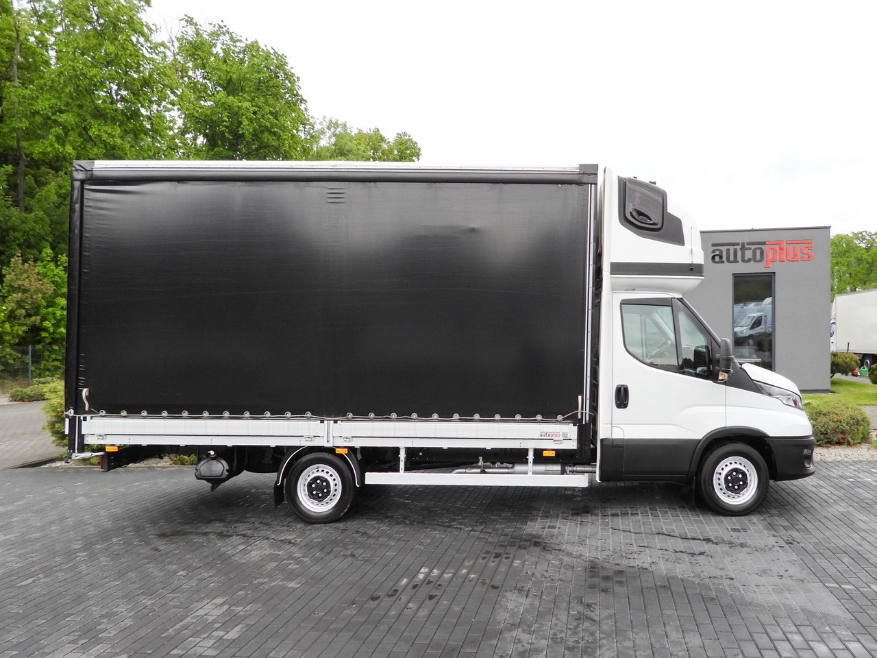 Tent tarbesõiduk IVECO DAILY 35S18 TARPAULIN 10 PALLETS WEBASTO CRUISE CONTROL AIR CONDITIONING 180HP: pilt 7 Tent tarbesõiduk IVECO DAILY 35S18 TARPAULIN 10 PALLETS WEBASTO CRUISE CONTROL AIR CONDITIONING 180HP: pilt 7