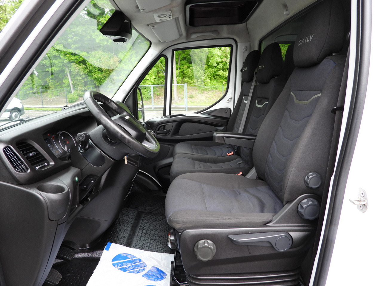 Tent tarbesõiduk IVECO DAILY 35S18 TARPAULIN 10 PALLETS WEBASTO CRUISE CONTROL AIR CONDITIONING 180HP: pilt 28 Tent tarbesõiduk IVECO DAILY 35S18 TARPAULIN 10 PALLETS WEBASTO CRUISE CONTROL AIR CONDITIONING 180HP: pilt 28