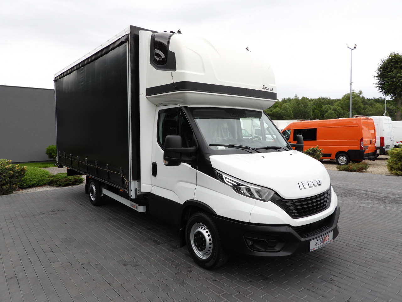 IVECO DAILY 35S18 TARPAULIN 10 PALLETS WEBASTO CRUISE CONTROL NAVIGATION LED LIGHTS AIR CONDITIONING 180HP - Tent tarbesõiduk: pilt 4 IVECO DAILY 35S18 TARPAULIN 10 PALLETS WEBASTO CRUISE CONTROL NAVIGATION LED LIGHTS AIR CONDITIONING 180HP - Tent tarbesõiduk: pilt 4