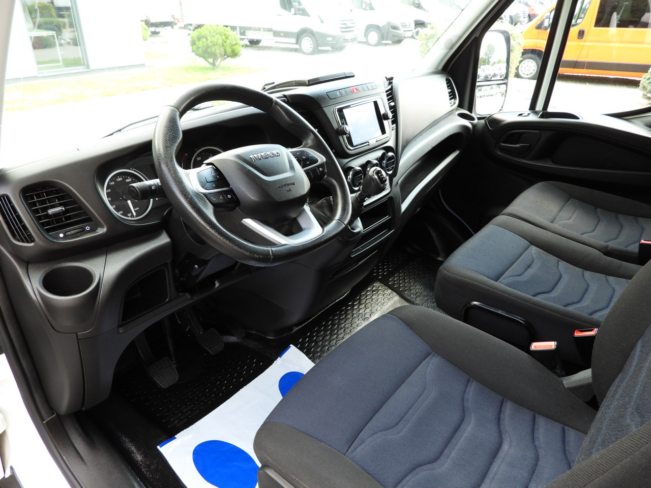 IVECO DAILY 35S18 TARPAULIN 10 PALLETS WEBASTO CRUISE CONTROL NAVIGATION LED LIGHTS AIR CONDITIONING 180HP - Tent tarbesõiduk: pilt 2 IVECO DAILY 35S18 TARPAULIN 10 PALLETS WEBASTO CRUISE CONTROL NAVIGATION LED LIGHTS AIR CONDITIONING 180HP - Tent tarbesõiduk: pilt 2