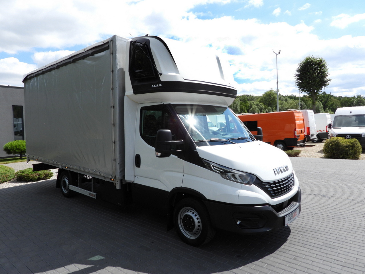IVECO DAILY 35S18 TARPAULIN 10 PALLETS WEBASTO CRUISE CONTROL NAVIGATION LED LIGHTS AIR CONDITIONING 180HP - Tent tarbesõiduk: pilt 4 IVECO DAILY 35S18 TARPAULIN 10 PALLETS WEBASTO CRUISE CONTROL NAVIGATION LED LIGHTS AIR CONDITIONING 180HP - Tent tarbesõiduk: pilt 4