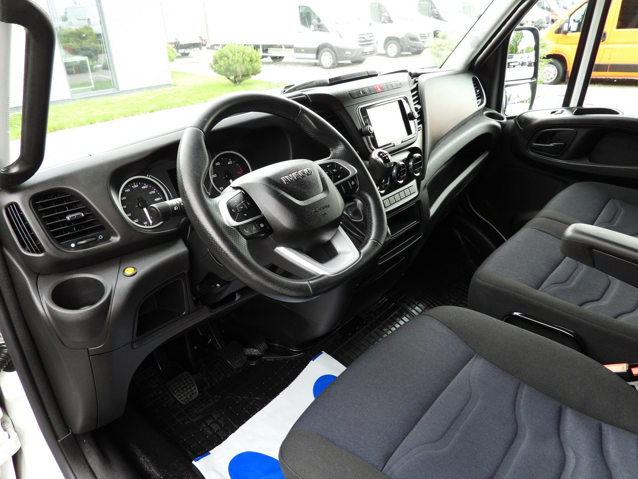 IVECO DAILY 35S18 TARPAULIN 10 PALLETS WEBASTO CRUISE CONTROL NAVIGATION LED LIGHTS AIR CONDITIONING 180HP - Tent tarbesõiduk: pilt 2 IVECO DAILY 35S18 TARPAULIN 10 PALLETS WEBASTO CRUISE CONTROL NAVIGATION LED LIGHTS AIR CONDITIONING 180HP - Tent tarbesõiduk: pilt 2