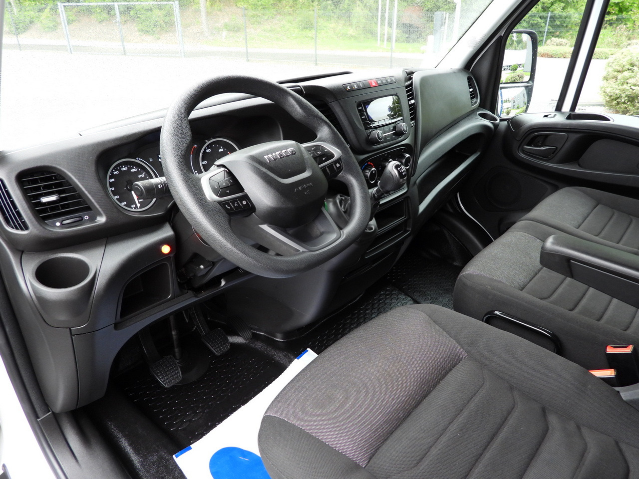 IVECO DAILY 35S18 TARPAULIN LIFT 8 PALLETS WEBASTO CRUISE CONTROL LED LIGHTS AIR CONDITIONING 180HP - Tent tarbesõiduk: pilt 2 IVECO DAILY 35S18 TARPAULIN LIFT 8 PALLETS WEBASTO CRUISE CONTROL LED LIGHTS AIR CONDITIONING 180HP - Tent tarbesõiduk: pilt 2