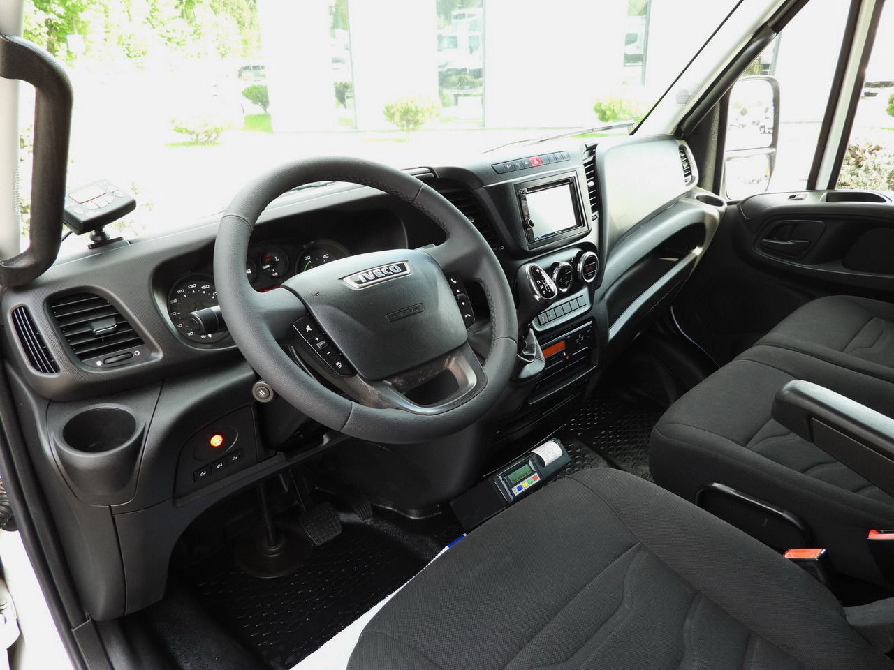 IVECO DAILY 70C17 REFRIGERATOR 1*C LIFT 10 PALLETS POWER SUPPLY 230V CRUISE CONTROL AIR CONDITIONING PNEUMATICS AUTOMATIC TRANSMISSION HI-MATIC TWIN WHEELS 170HP - Külmutiga veoauto: pilt 2 IVECO DAILY 70C17 REFRIGERATOR 1*C LIFT 10 PALLETS POWER SUPPLY 230V CRUISE CONTROL AIR CONDITIONING PNEUMATICS AUTOMATIC TRANSMISSION HI-MATIC TWIN WHEELS 170HP - Külmutiga veoauto: pilt 2