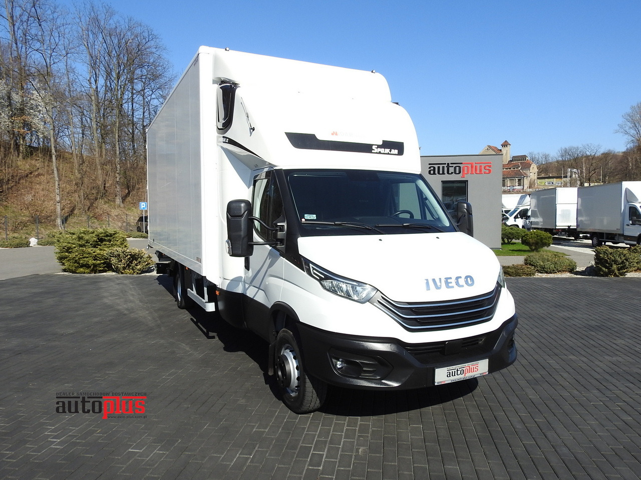 IVECO DAILY 70C18 BOX LIFT 14 PALLETS WEBASTO CRUISE CONTROL NAVIGATION LED LIGHTS TWIN WHEELS AIR CONDITIONING 180HP - Tarbesõiduk furgoon: pilt 1 IVECO DAILY 70C18 BOX LIFT 14 PALLETS WEBASTO CRUISE CONTROL NAVIGATION LED LIGHTS TWIN WHEELS AIR CONDITIONING 180HP - Tarbesõiduk furgoon: pilt 1