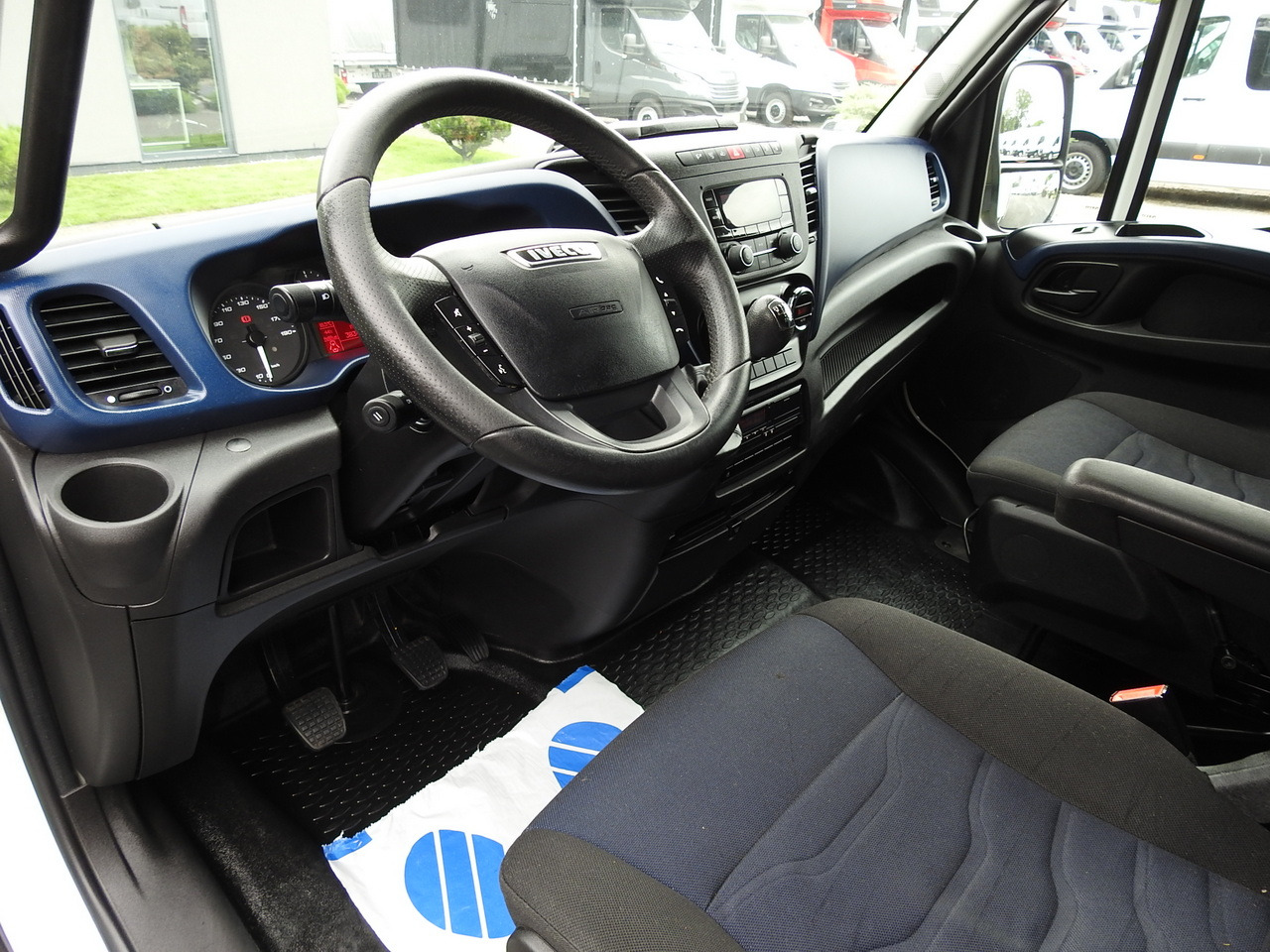 IVECO DAILY 70C18 TARPAULIN LIFT 12 PALLETS WEBASTO CRUISE CONTROL TWIN WHEELS AIR CONDITIONING 180HP - Tent tarbesõiduk: pilt 2 IVECO DAILY 70C18 TARPAULIN LIFT 12 PALLETS WEBASTO CRUISE CONTROL TWIN WHEELS AIR CONDITIONING 180HP - Tent tarbesõiduk: pilt 2