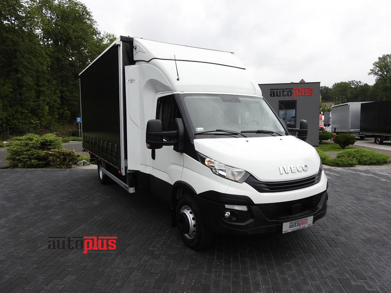 IVECO DAILY 70C18 TARPAULIN LIFT 12 PALLETS WEBASTO CRUISE CONTROL TWIN WHEELS AIR CONDITIONING 180HP - Tent tarbesõiduk: pilt 1 IVECO DAILY 70C18 TARPAULIN LIFT 12 PALLETS WEBASTO CRUISE CONTROL TWIN WHEELS AIR CONDITIONING 180HP - Tent tarbesõiduk: pilt 1
