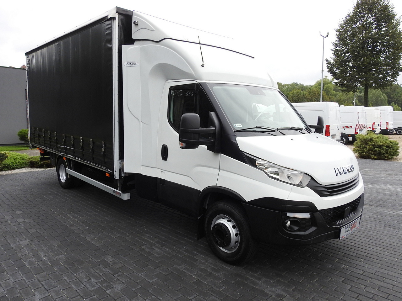 IVECO DAILY 70C18 TARPAULIN LIFT 12 PALLETS WEBASTO CRUISE CONTROL TWIN WHEELS AIR CONDITIONING 180HP - Tent tarbesõiduk: pilt 4 IVECO DAILY 70C18 TARPAULIN LIFT 12 PALLETS WEBASTO CRUISE CONTROL TWIN WHEELS AIR CONDITIONING 180HP - Tent tarbesõiduk: pilt 4