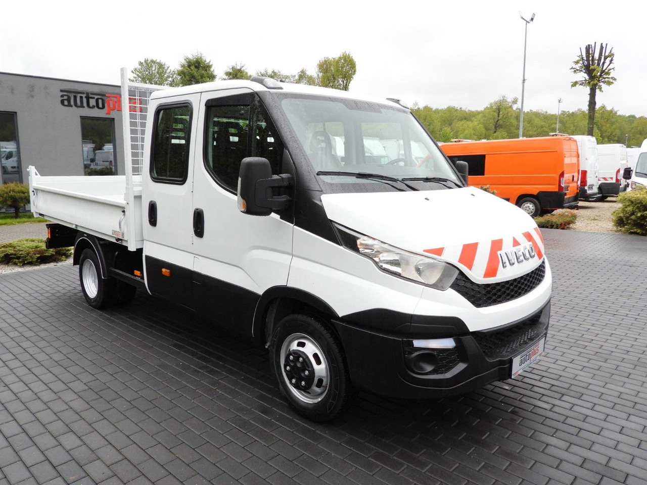Iveco DAILY 35C13 KIPPER DOPPELKABINE DOKA 7 SITZE A/C - Tarbesõiduk kallur, Meeskonnaauto: pilt 4 Iveco DAILY 35C13 KIPPER DOPPELKABINE DOKA 7 SITZE A/C - Tarbesõiduk kallur, Meeskonnaauto: pilt 4