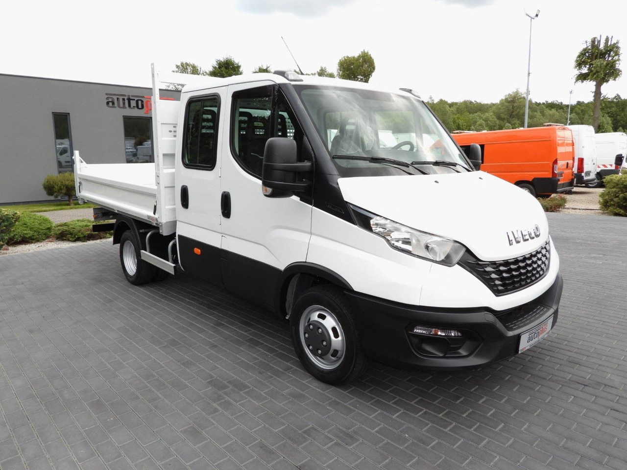 Iveco DAILY 35C14 KIPPER DOPPELKABINE DOKA 6 SITZE A/C - Tarbesõiduk kallur, Meeskonnaauto: pilt 4 Iveco DAILY 35C14 KIPPER DOPPELKABINE DOKA 6 SITZE A/C - Tarbesõiduk kallur, Meeskonnaauto: pilt 4