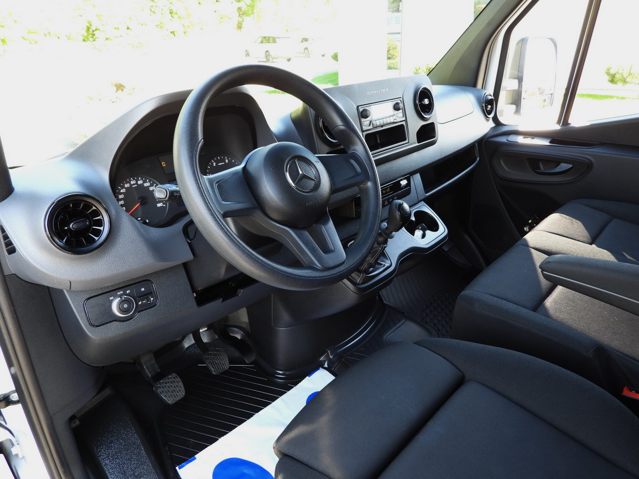 MERCEDES SPRINTER 315 BOX LIFT 8 PALLETS AIR CONDITIONING 150HP - Tarbesõiduk furgoon: pilt 2 MERCEDES SPRINTER 315 BOX LIFT 8 PALLETS AIR CONDITIONING 150HP - Tarbesõiduk furgoon: pilt 2