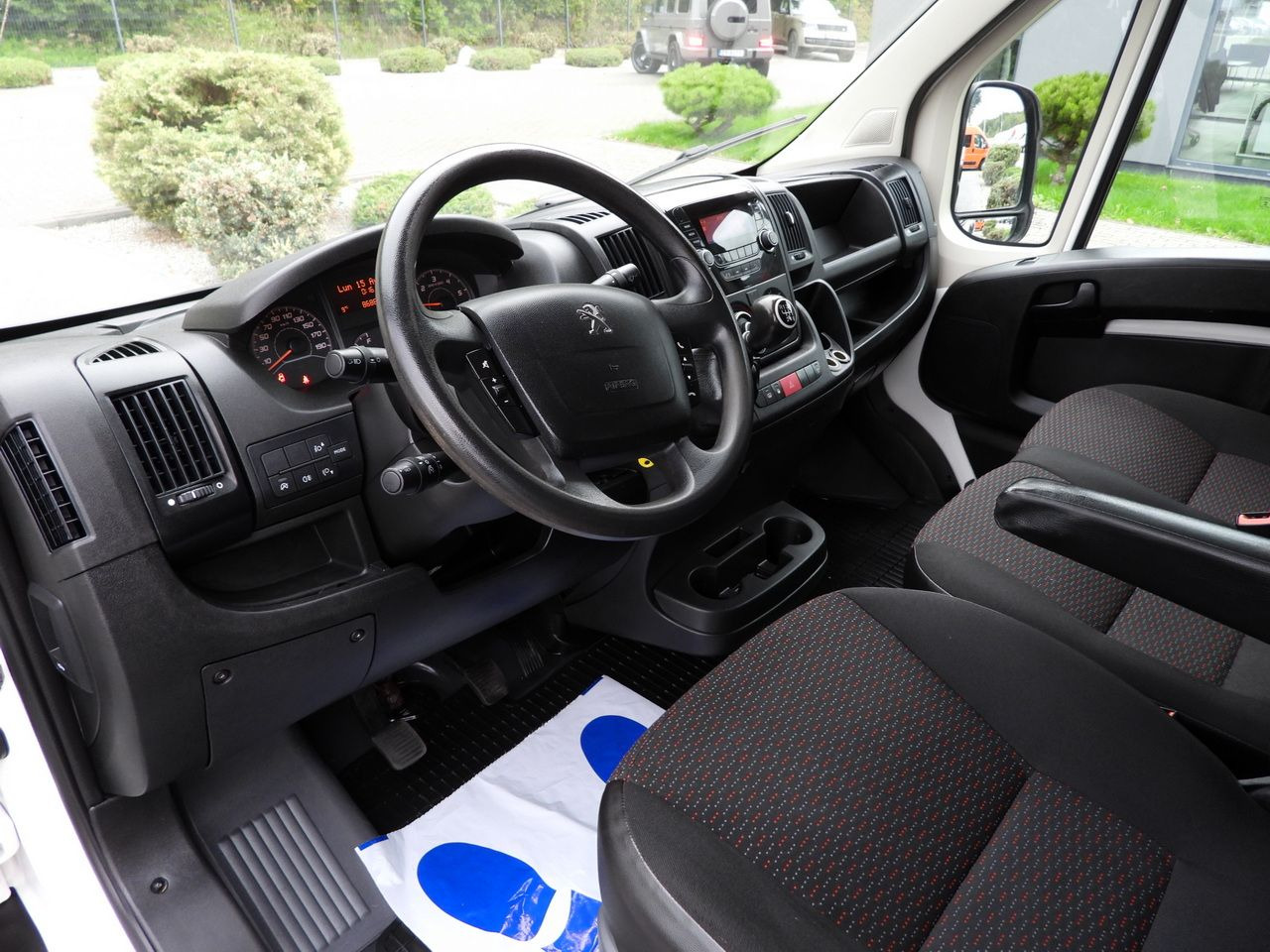 PEUGEOT BOXER STAKE BODY DOUBLE CABIN DOKA 7 SEATS CRUISE CONTROL AIR CONDITIONING 140HP - Meeskonnaauto: pilt 2 PEUGEOT BOXER STAKE BODY DOUBLE CABIN DOKA 7 SEATS CRUISE CONTROL AIR CONDITIONING 140HP - Meeskonnaauto: pilt 2