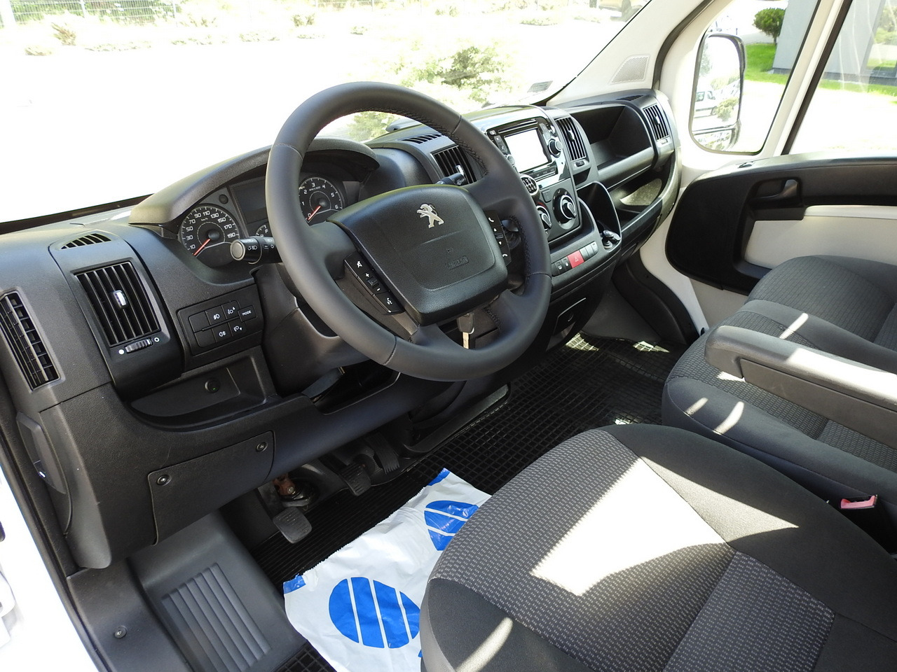 PEUGEOT BOXER THREE-WAY TIPPER AIR CONDITIONING 130HP - Tarbesõiduk kallur: pilt 2 PEUGEOT BOXER THREE-WAY TIPPER AIR CONDITIONING 130HP - Tarbesõiduk kallur: pilt 2