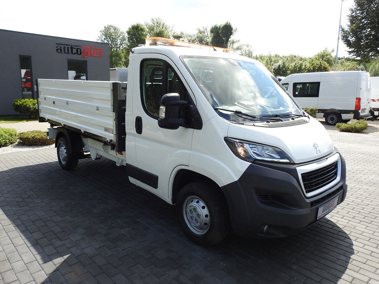 PEUGEOT BOXER THREE-WAY TIPPER AIR CONDITIONING 130HP - Tarbesõiduk kallur: pilt 4 PEUGEOT BOXER THREE-WAY TIPPER AIR CONDITIONING 130HP - Tarbesõiduk kallur: pilt 4