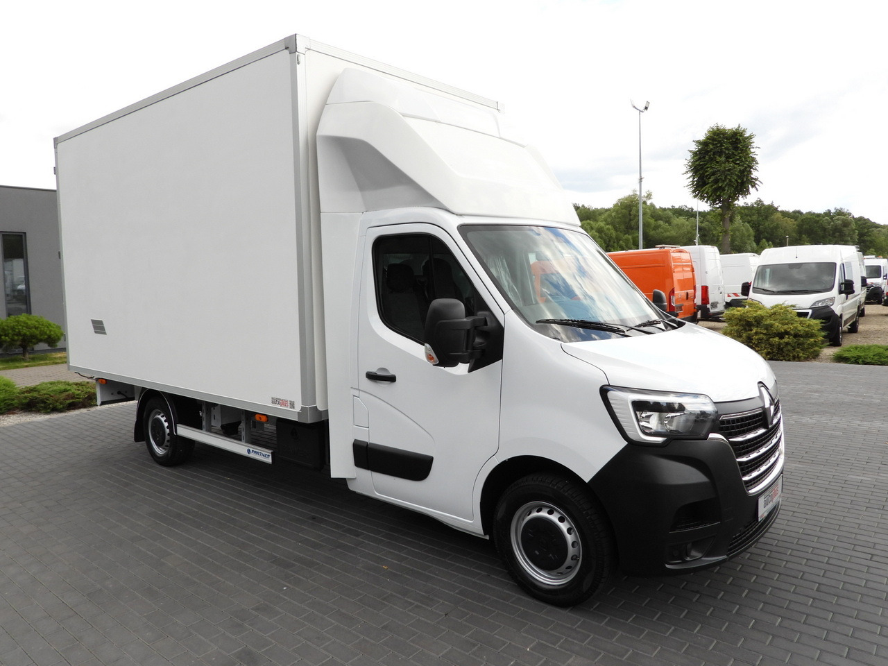 RENAULT MASTER BOX 8 PALLETS CRUISE CONTROL LED LIGHTS AIR CONDITIONING 165HP - Tarbesõiduk furgoon: pilt 4 RENAULT MASTER BOX 8 PALLETS CRUISE CONTROL LED LIGHTS AIR CONDITIONING 165HP - Tarbesõiduk furgoon: pilt 4