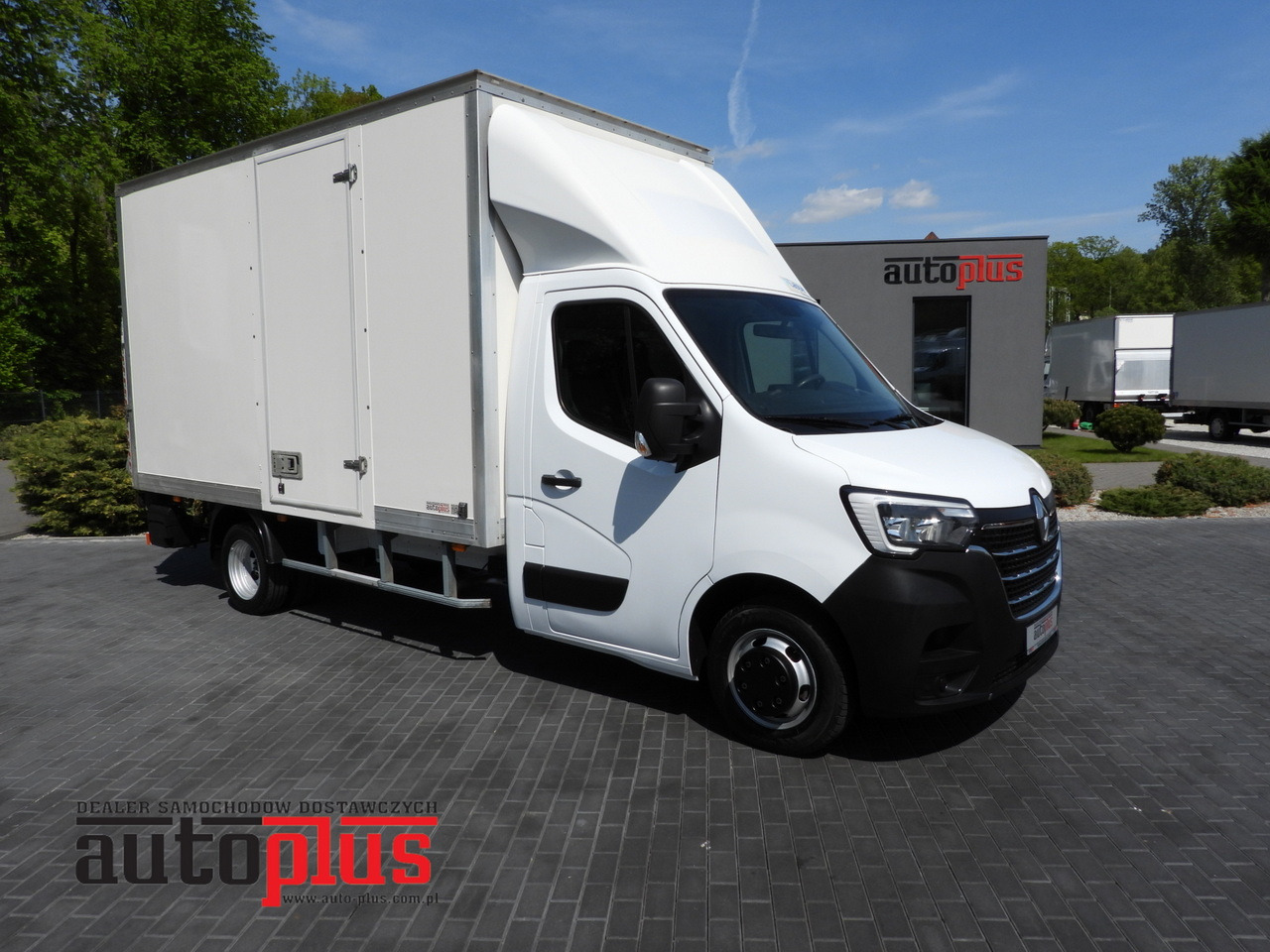 RENAULT MASTER BOX LIFT 8 PALLETS CRUISE CONTROL NAVIGATION LED LIGHTS TWIN WHEELS AIR CONDITIONING 145HP - Tarbesõiduk furgoon: pilt 1 RENAULT MASTER BOX LIFT 8 PALLETS CRUISE CONTROL NAVIGATION LED LIGHTS TWIN WHEELS AIR CONDITIONING 145HP - Tarbesõiduk furgoon: pilt 1
