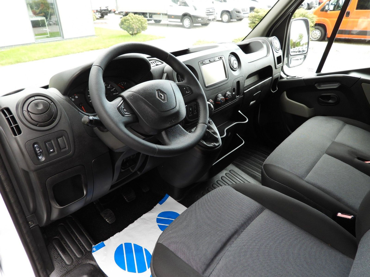 Renault MASTER PRITSCHE DOPPELKABINE DOKA 7 SITZE - Madelauto, Meeskonnaauto: pilt 2 Renault MASTER PRITSCHE DOPPELKABINE DOKA 7 SITZE - Madelauto, Meeskonnaauto: pilt 2