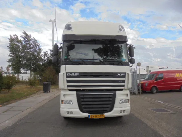 DAF XF 105 410 NL truck - Konteinerveduk/ Tõstukiga veoauto: pilt 2 DAF XF 105 410 NL truck - Konteinerveduk/ Tõstukiga veoauto: pilt 2