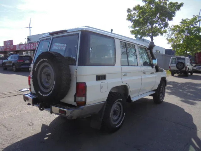 Toyota Land Cruiser HZJ76L 4X4 EXPORT OUTSIDE EU ONLY - Auto: pilt 4 Toyota Land Cruiser HZJ76L 4X4 EXPORT OUTSIDE EU ONLY - Auto: pilt 4