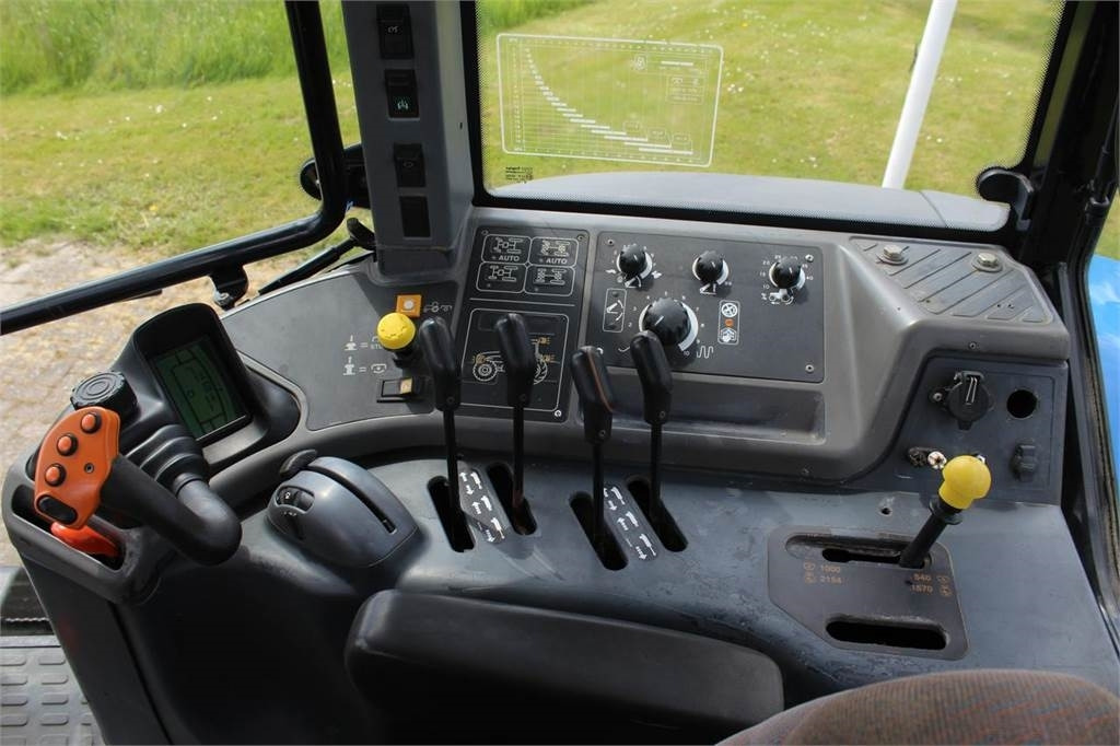Traktor New Holland TM175: pilt 14