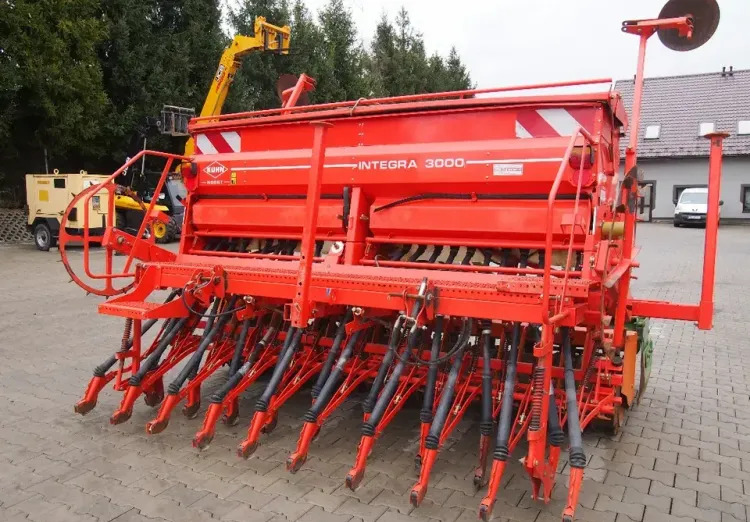 Agregat uprawowo-siewny Kuhn KE303 i INTEGRA 3000 2009 Agrebat uprawowo siewny, brona aktywna AMAZONE i KUHN - Kombain-külvimasin: pilt 4 Agregat uprawowo-siewny Kuhn KE303 i INTEGRA 3000 2009 Agrebat uprawowo siewny, brona aktywna AMAZONE i KUHN - Kombain-külvimasin: pilt 4