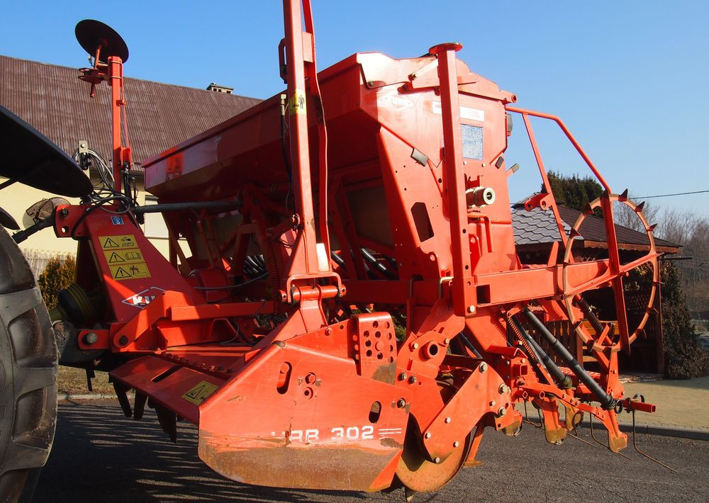 Agregat uprawowo-siewny Kuhn Kuhn HRB302D I INTEGRA 3000 2002 Brona wirowa + siewnik KUHN agregat uprawowo-siewny 3m - Kombain-külvimasin: pilt 1 Agregat uprawowo-siewny Kuhn Kuhn HRB302D I INTEGRA 3000 2002 Brona wirowa + siewnik KUHN agregat uprawowo-siewny 3m - Kombain-külvimasin: pilt 1