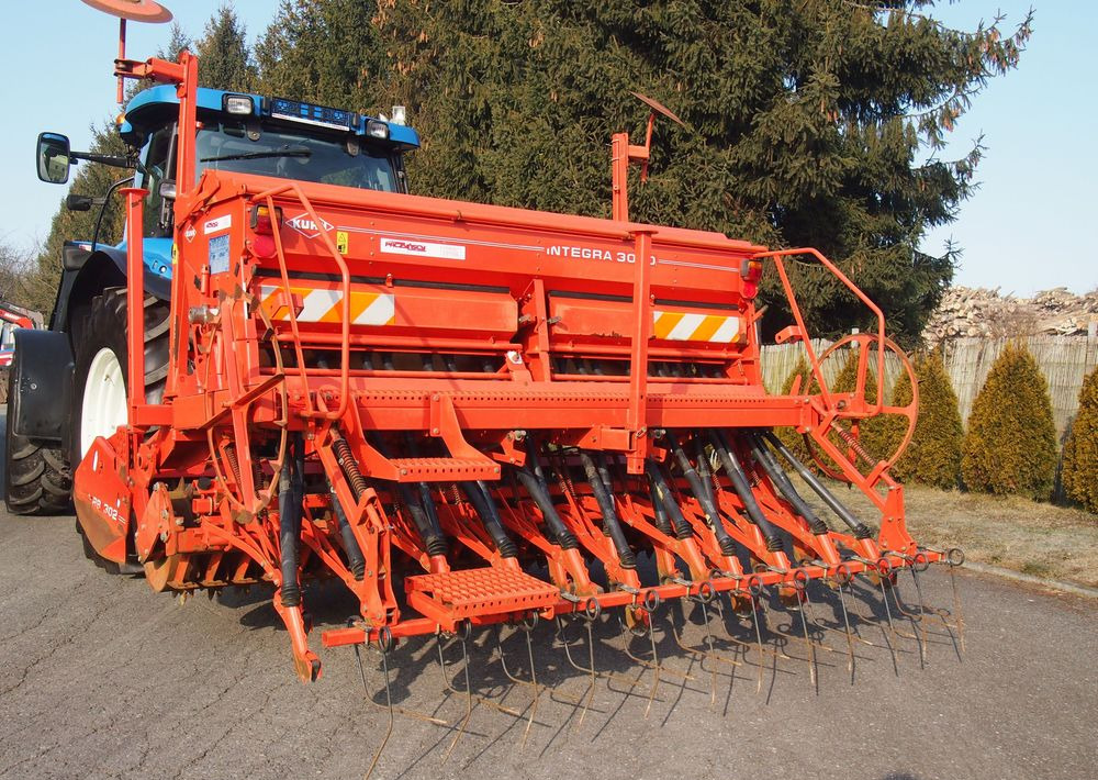 Agregat uprawowo-siewny Kuhn Kuhn HRB302D I INTEGRA 3000 2002 Brona wirowa + siewnik KUHN agregat uprawowo-siewny 3m - Kombain-külvimasin: pilt 2 Agregat uprawowo-siewny Kuhn Kuhn HRB302D I INTEGRA 3000 2002 Brona wirowa + siewnik KUHN agregat uprawowo-siewny 3m - Kombain-külvimasin: pilt 2