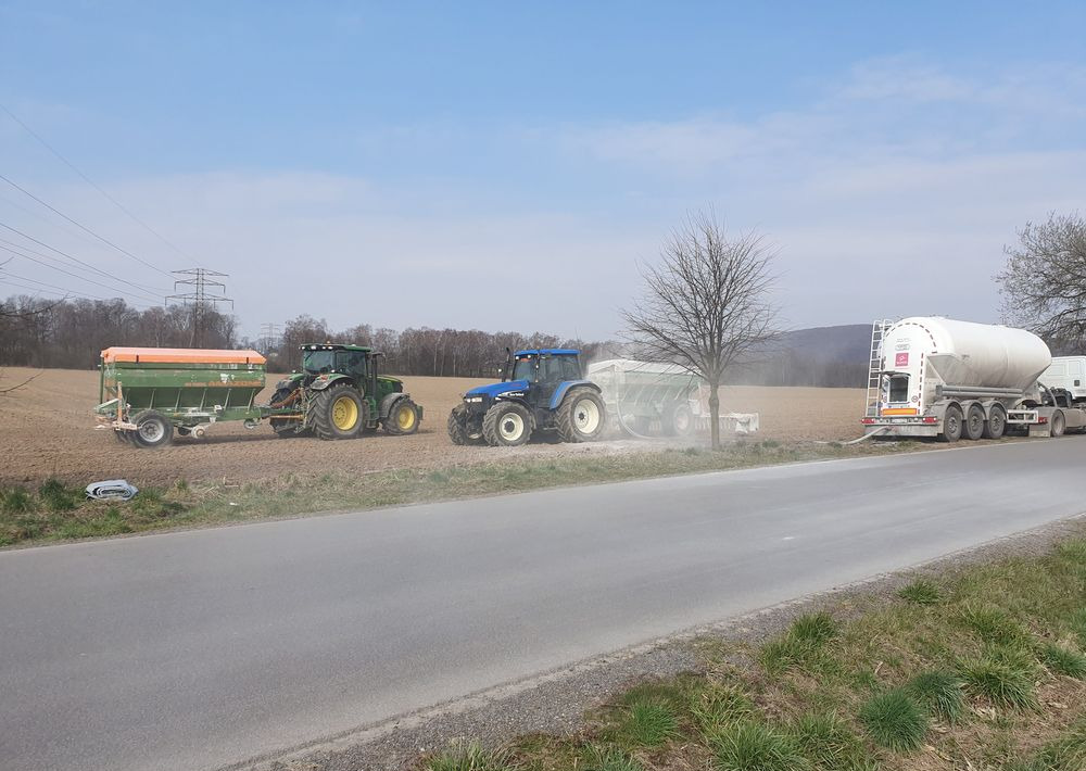 Rozsiewanie wapna Amazone Rozsiew lancali żmijkowymi WAPNOWANIE PÓL precyzyjne - Väetamisseadmed: pilt 1 Rozsiewanie wapna Amazone Rozsiew lancali żmijkowymi WAPNOWANIE PÓL precyzyjne - Väetamisseadmed: pilt 1