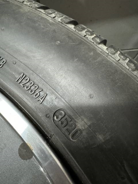 Pirelli P ZERO Winter 255/45/19 - Rehv - Veoauto: pilt 4 Pirelli P ZERO Winter 255/45/19 - Rehv - Veoauto: pilt 4