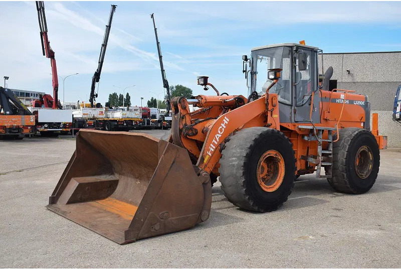 Hitachi LX 210E- stock id 59 - Rataslaadur: pilt 1 Hitachi LX 210E- stock id 59 - Rataslaadur: pilt 1