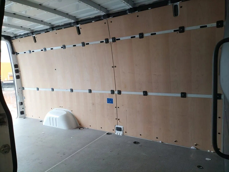 Mercedes-Benz Binnenbekleding L2H2 Sprinter - Kabiin ja interjöör - Tarbesõiduk: pilt 5 Mercedes-Benz Binnenbekleding L2H2 Sprinter - Kabiin ja interjöör - Tarbesõiduk: pilt 5