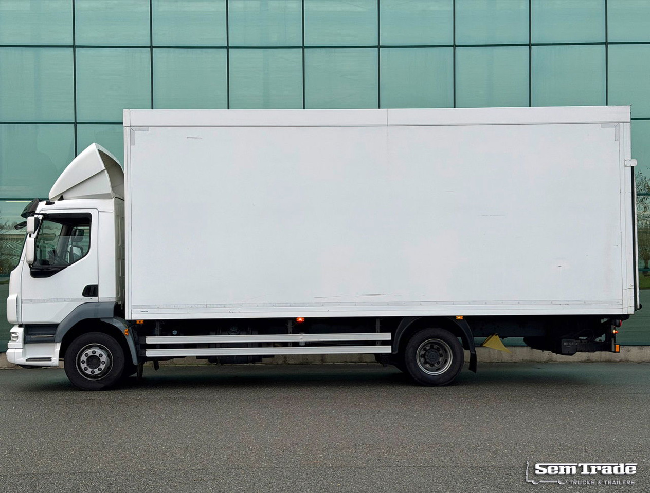 DAF LF 55.250 Euro 5 Schuster BOX 720x250x280 CM Inside Airco Tail Lift - Kasti veoauto: pilt 2 DAF LF 55.250 Euro 5 Schuster BOX 720x250x280 CM Inside Airco Tail Lift - Kasti veoauto: pilt 2