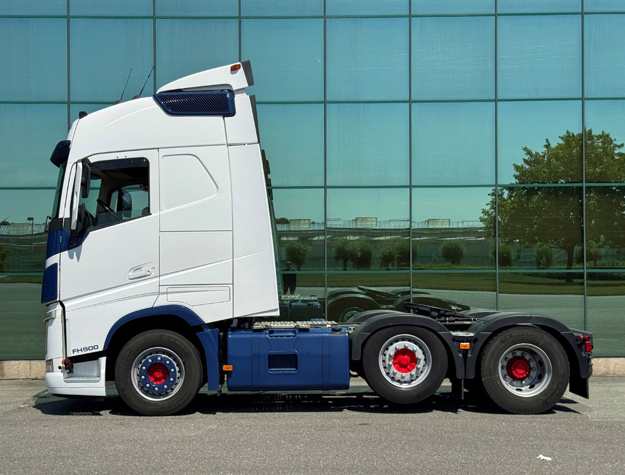 Volvo FH 500 6X2 Globetrotter 2x Tanks Only 667.000 KM Super Condition NL Truck - Sadulveok: pilt 2 Volvo FH 500 6X2 Globetrotter 2x Tanks Only 667.000 KM Super Condition NL Truck - Sadulveok: pilt 2