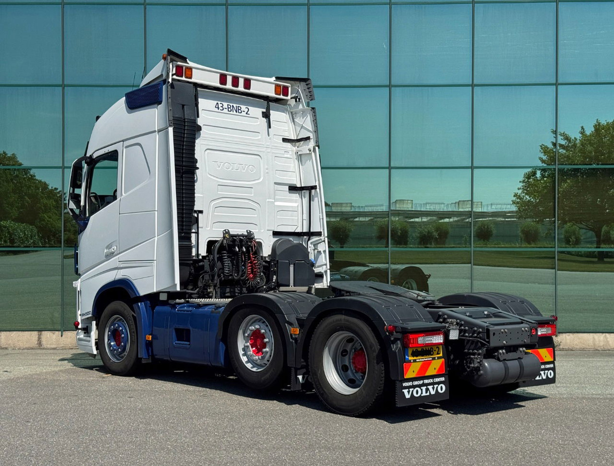 Volvo FH 500 6X2 Globetrotter 2x Tanks Only 667.000 KM Super Condition NL Truck - Sadulveok: pilt 3 Volvo FH 500 6X2 Globetrotter 2x Tanks Only 667.000 KM Super Condition NL Truck - Sadulveok: pilt 3