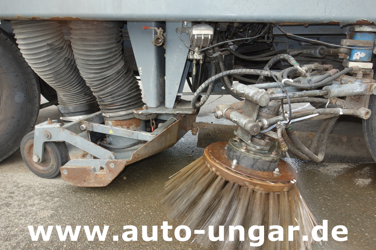 Aebi MFH 5000 Kehrmaschine Baujahr 2004 4-Rad Lenkung Wildkrautbesen - Tänavapühkimismasin: pilt 5 Aebi MFH 5000 Kehrmaschine Baujahr 2004 4-Rad Lenkung Wildkrautbesen - Tänavapühkimismasin: pilt 5