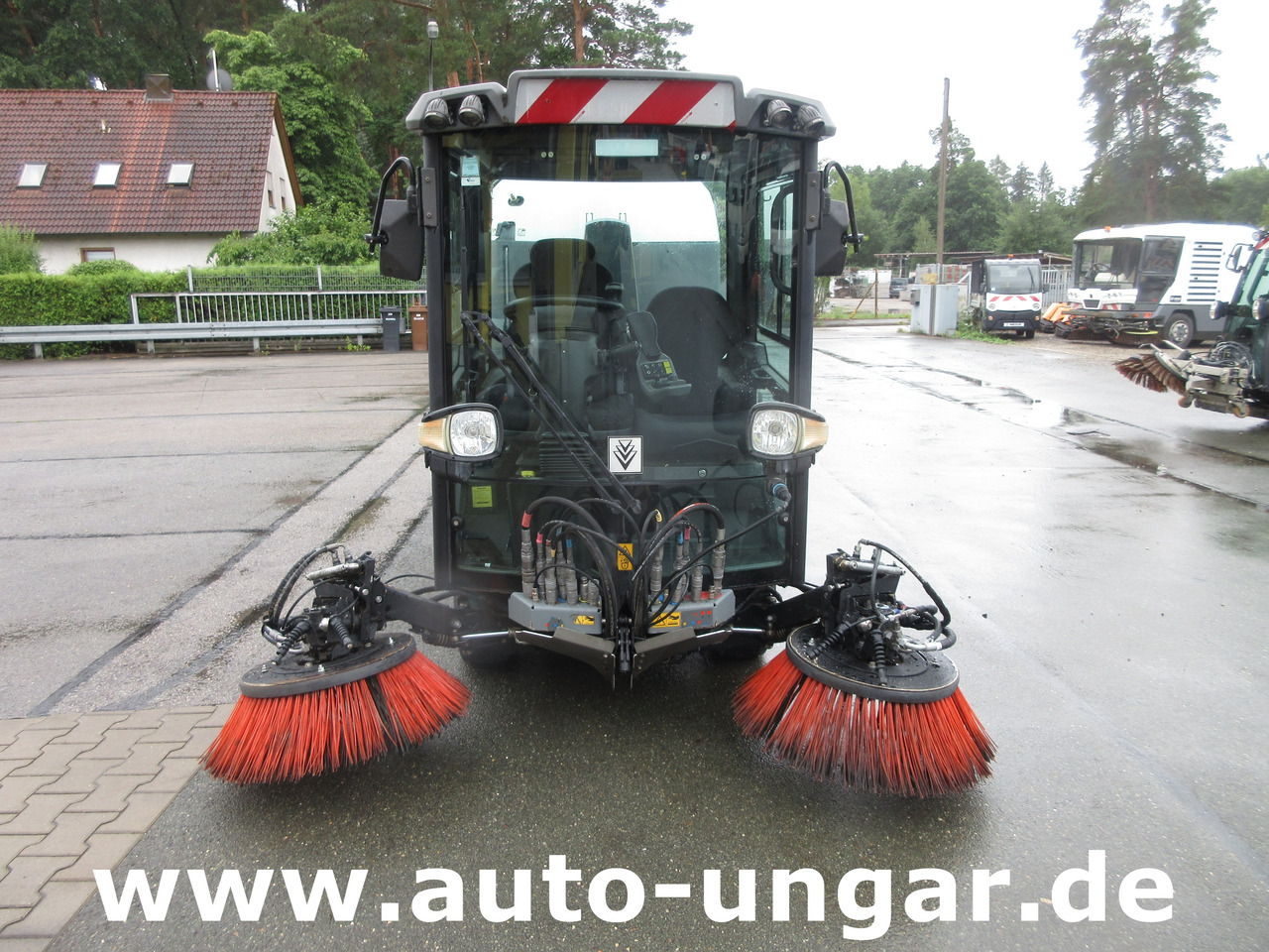 KÄRCHER MC130 Advanced Kehrmaschine Geräteträger 4x4 Kommunalfahrzeug MIC 130 Professional - Tänavapühkimismasin: pilt 2 KÄRCHER MC130 Advanced Kehrmaschine Geräteträger 4x4 Kommunalfahrzeug MIC 130 Professional - Tänavapühkimismasin: pilt 2