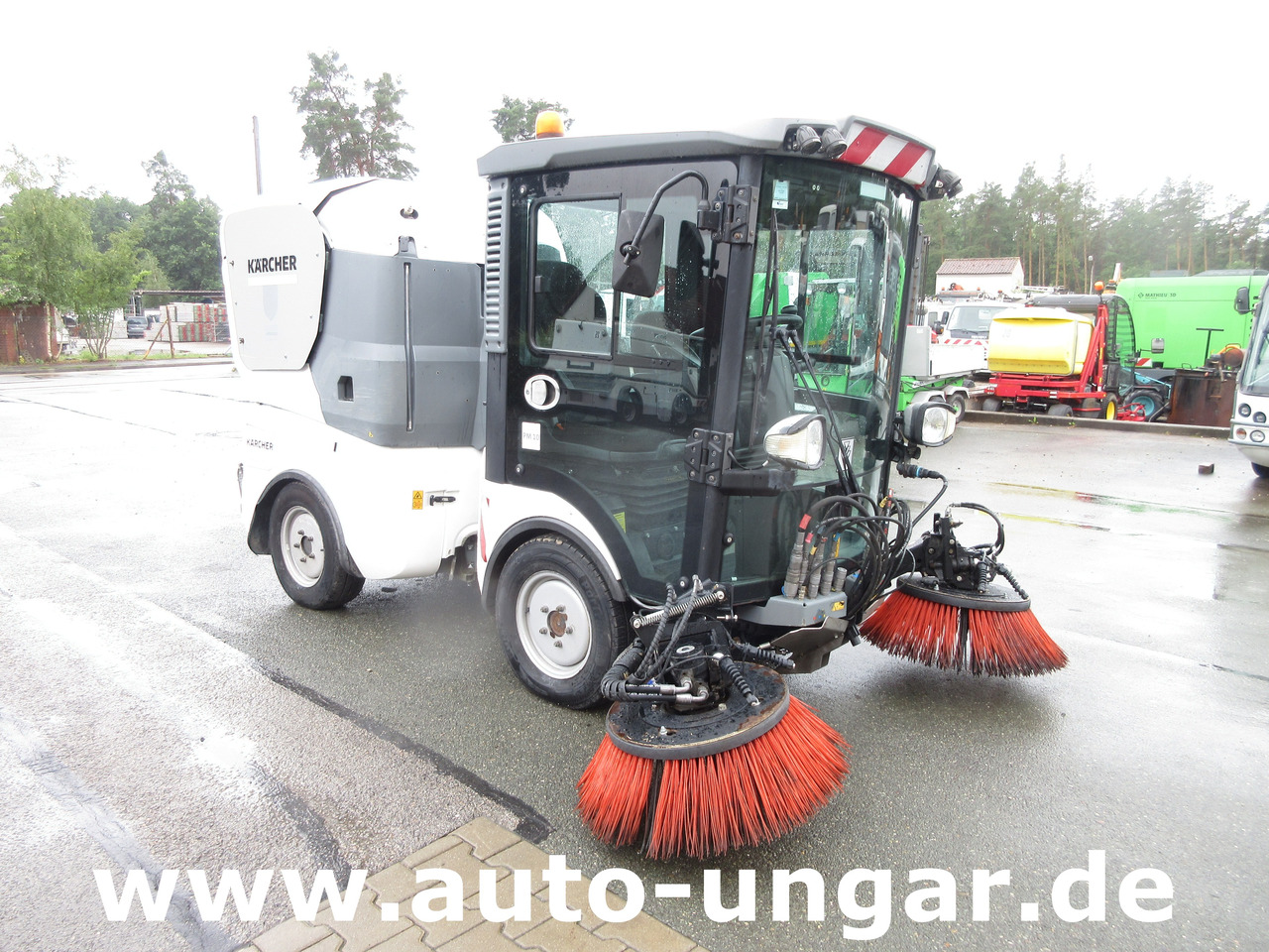 KÄRCHER MC130 Advanced Kehrmaschine Geräteträger 4x4 Kommunalfahrzeug MIC 130 Professional - Tänavapühkimismasin: pilt 1 KÄRCHER MC130 Advanced Kehrmaschine Geräteträger 4x4 Kommunalfahrzeug MIC 130 Professional - Tänavapühkimismasin: pilt 1