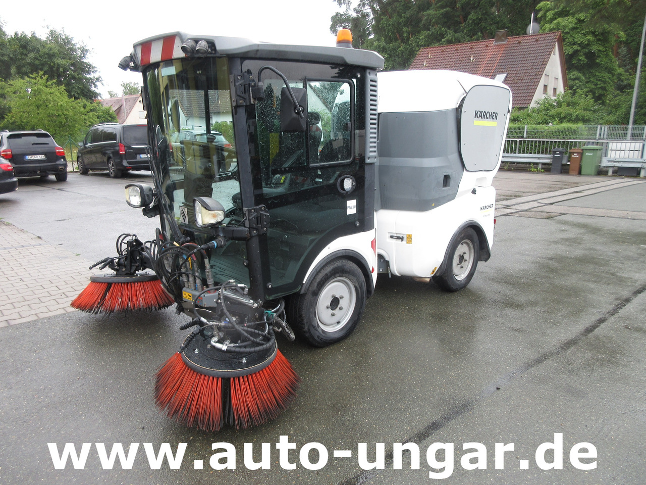 KÄRCHER MC130 Advanced Kehrmaschine Geräteträger 4x4 Kommunalfahrzeug MIC 130 Professional - Tänavapühkimismasin: pilt 3 KÄRCHER MC130 Advanced Kehrmaschine Geräteträger 4x4 Kommunalfahrzeug MIC 130 Professional - Tänavapühkimismasin: pilt 3