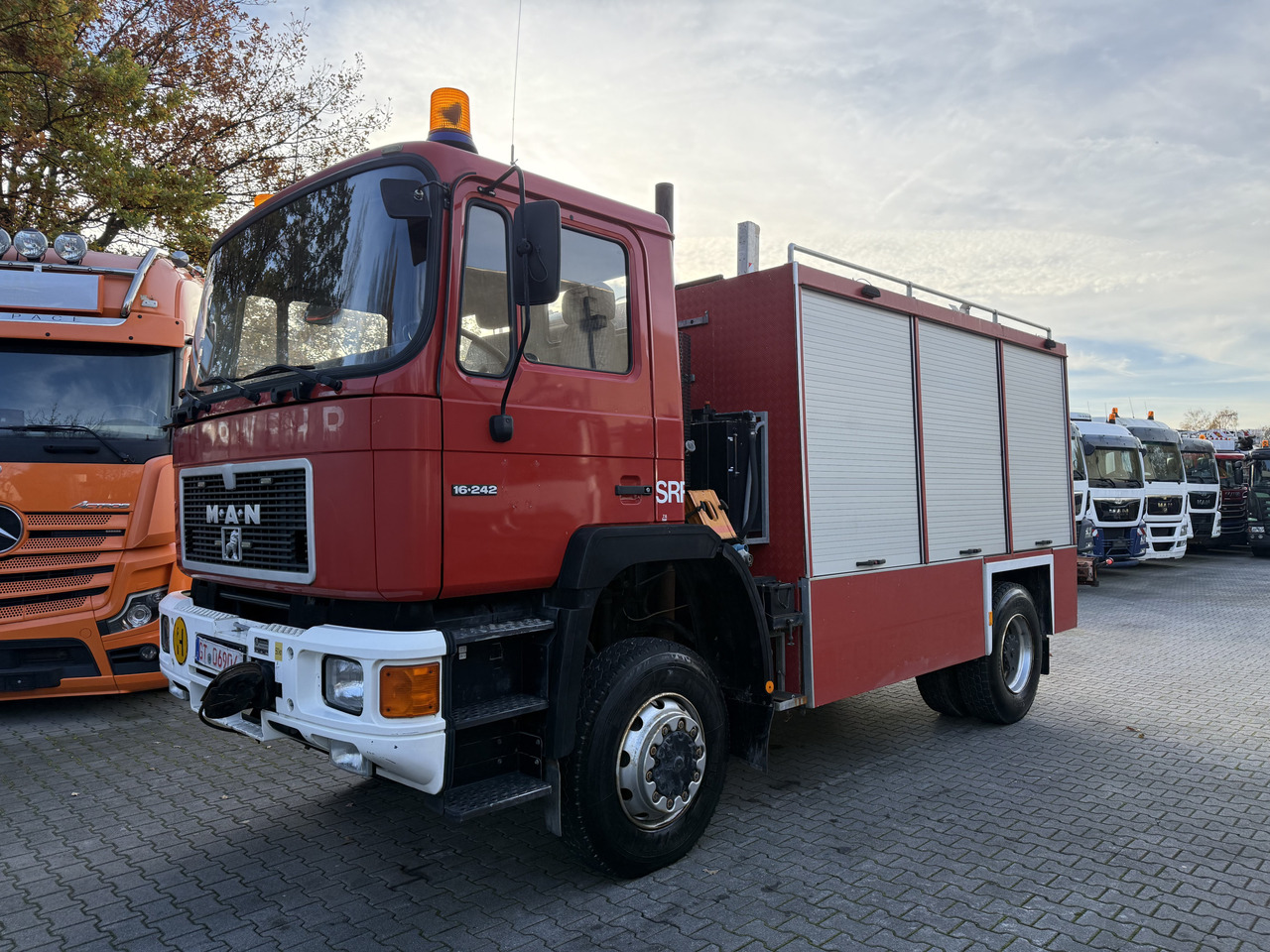 MAN F90 16.242 4X4 / Feuerwehr - Kabiinišassiiga veoauto: pilt 1 MAN F90 16.242 4X4 / Feuerwehr - Kabiinišassiiga veoauto: pilt 1