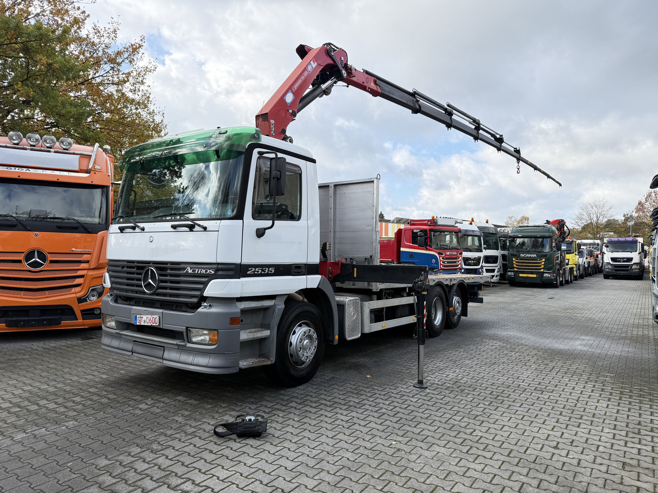 Mercedes-Benz Actros 2535 6X2 HMF 2420 bis 25 Meter - Kraanaga veoauto, Madelveok/ Platvormveok: pilt 1 Mercedes-Benz Actros 2535 6X2 HMF 2420 bis 25 Meter - Kraanaga veoauto, Madelveok/ Platvormveok: pilt 1