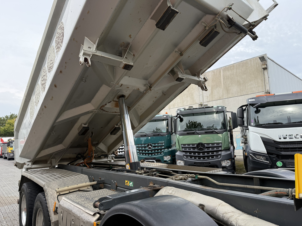 Mercedes-Benz Arocs 3245 K 8X4 - Kallurauto: pilt 2 Mercedes-Benz Arocs 3245 K 8X4 - Kallurauto: pilt 2