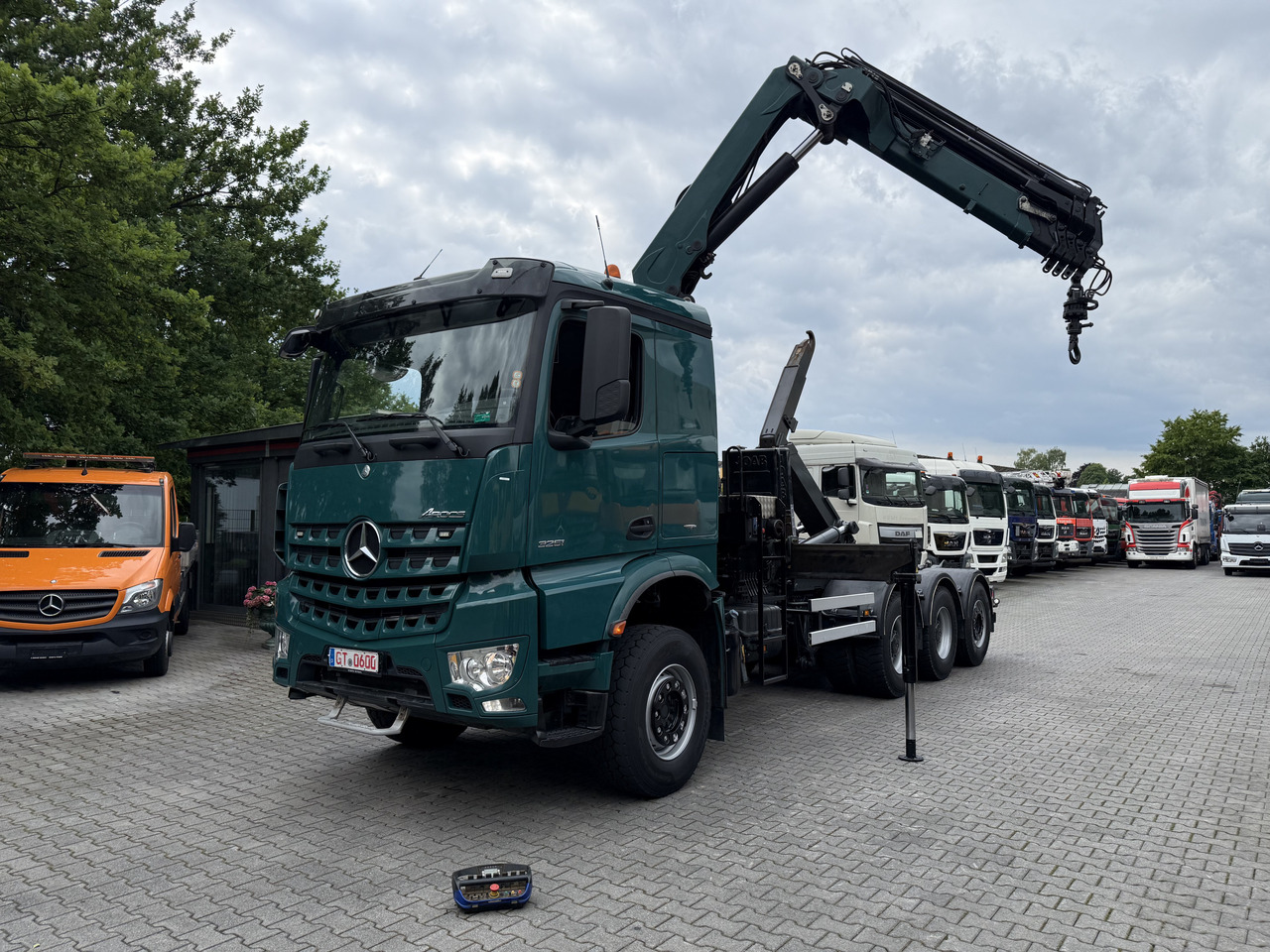 Mercedes-Benz Arocs 3251 8X4 Haken mit Kran HMF 2620 K5 - Konkstõstukiga veoauto, Kraanaga veoauto: pilt 1 Mercedes-Benz Arocs 3251 8X4 Haken mit Kran HMF 2620 K5 - Konkstõstukiga veoauto, Kraanaga veoauto: pilt 1