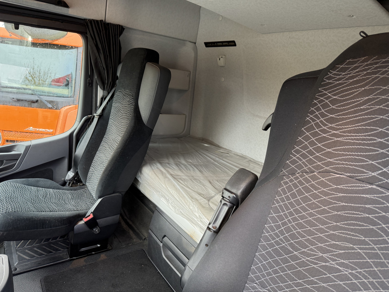 Mercedes-Benz Arocs 2653 6X4 Kran Kesla 2124L - Sadulveok: pilt 4 Mercedes-Benz Arocs 2653 6X4 Kran Kesla 2124L - Sadulveok: pilt 4